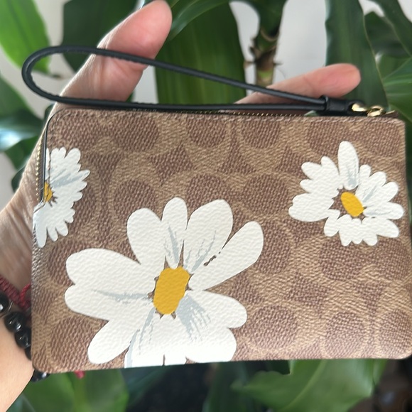 NWT Corner Zip Wristlet In Signature Canvas With Floral Print - Picture 4 of 8